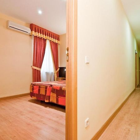 Hostal Las Cortes Madrid Exteriör bild